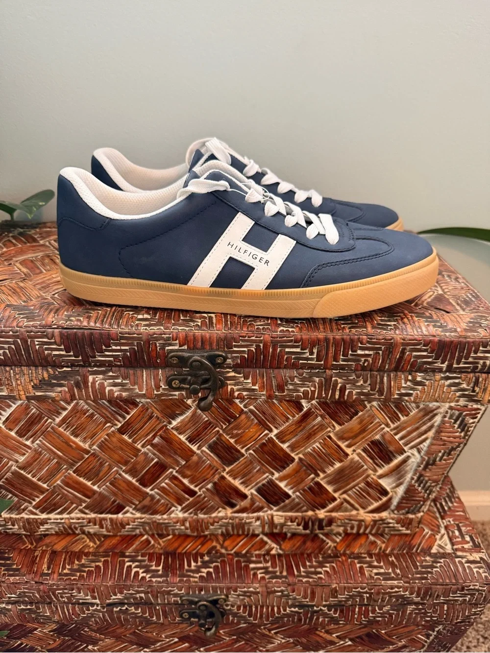 Tommy Hilfiger Maisie Navy/White Low-Top Sneakers w/Gum Outsole Wmns sz 10 NWOT